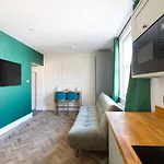 Newly Renovated Chandos Flat By Prescott Апартаменти *