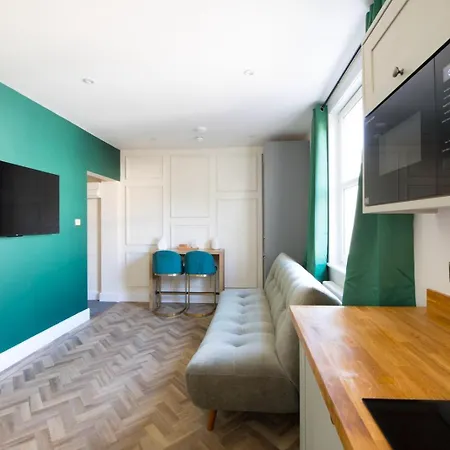Newly Renovated Chandos Flat By Prescott דירה *