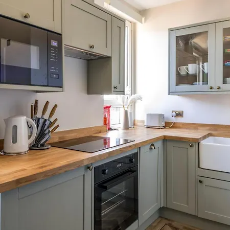 Modern Chandos Flat By Prescott *