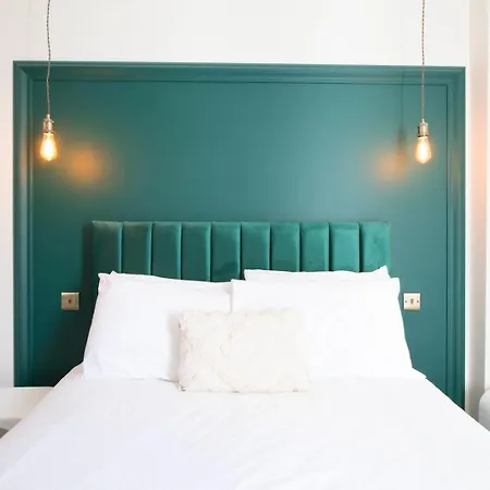 Modern Chandos Flat By Prescott