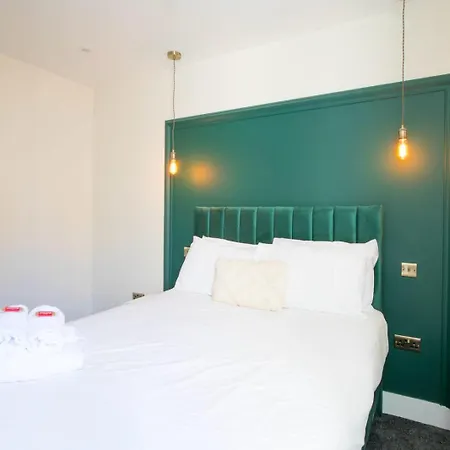 Modern Chandos Flat By Prescott