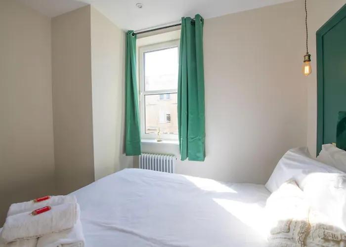 Newly Renovated Chandos Flat By Prescott