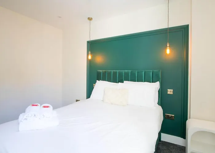 Newly Renovated Chandos Flat By Prescott