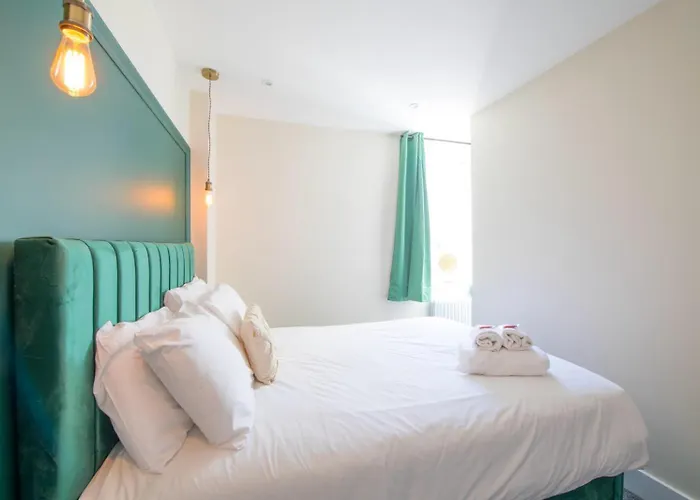 Апартаменти Newly Refurbished Chandos Flat By Prescott *