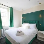 Newly Renovated Chandos Flat By Prescott Bristol