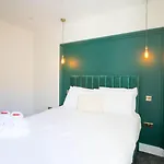 Newly Renovated Chandos Flat By Prescott