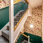 Newly Renovated Chandos Flat By Prescott