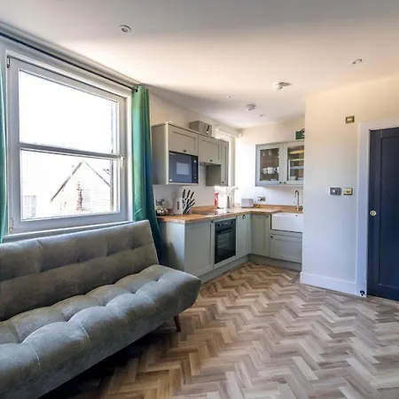 Luxury Chandos Flat By Prescott *