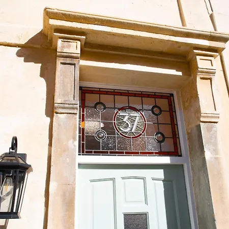 Apartment Newly Refurbished Chandos Flat By Prescott Bristol