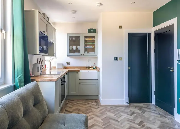 Newly Renovated Chandos Flat By Prescott Bristol